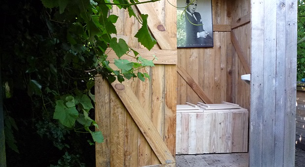 Wood Pallets DIY outhouse