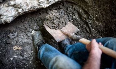 Digging water well